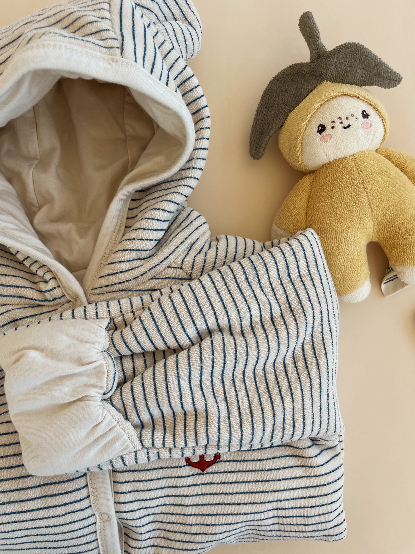 Surpyjama à Capuche Konges Slojd Itty en coton biologique, confortable et pratique. Manches et jambes retroussables, lavable en machine à 30°C