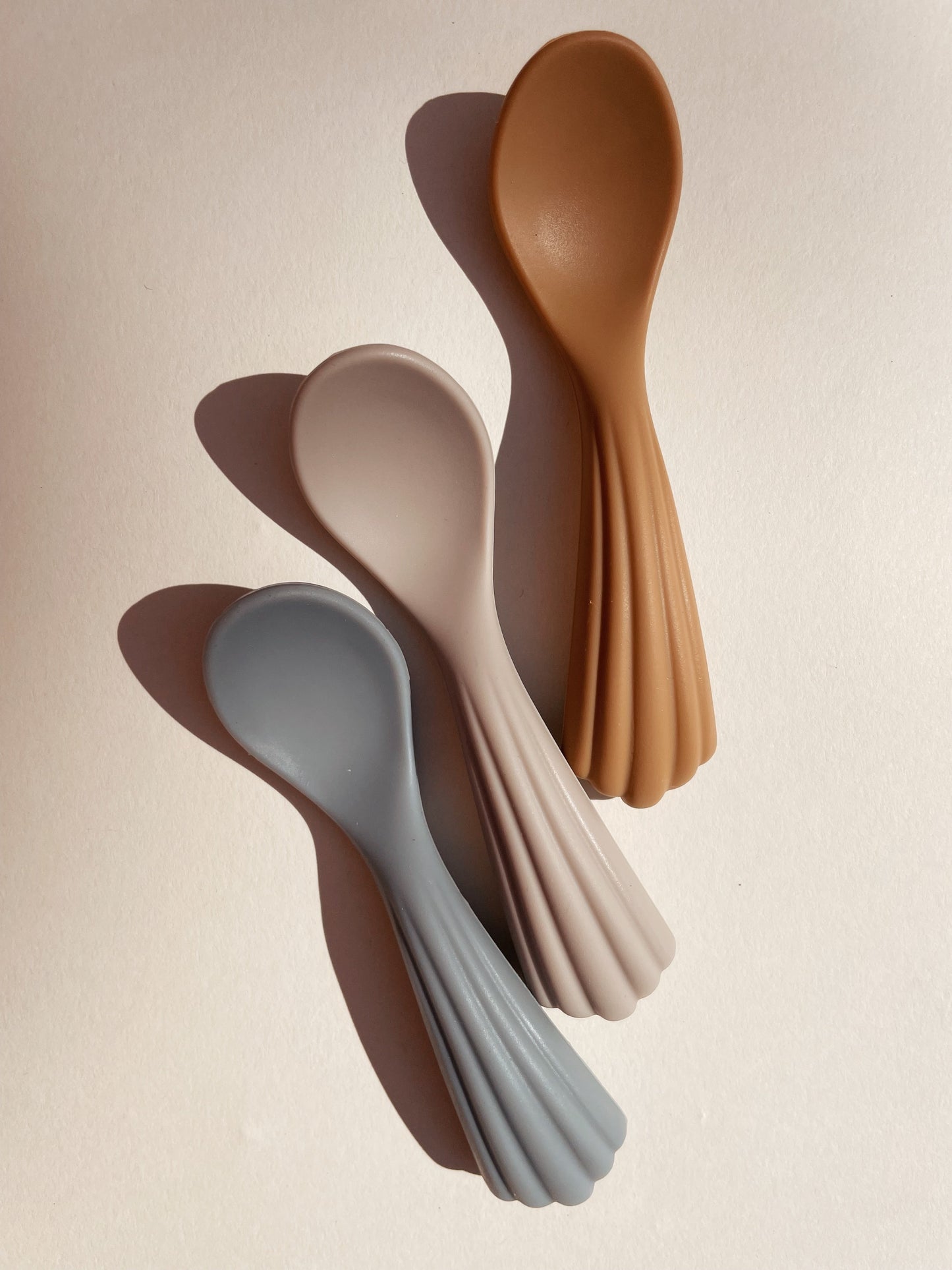 Lot de 3 cuillères en silicone Konges Slojd Gris