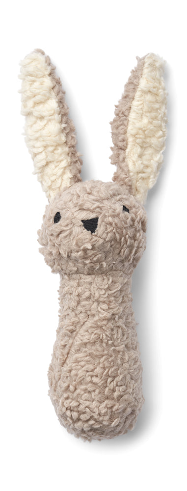 Image d'un doudou hochet en peluche douce.