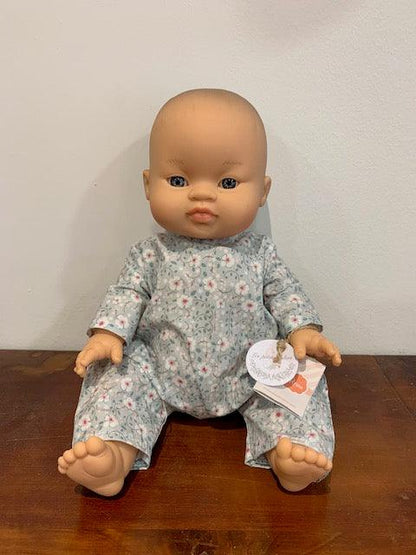 Paola Reina x Les Petits Bobos - Poupon asiatique aux yeux clairs Elio - Petit Muxu Concept Store