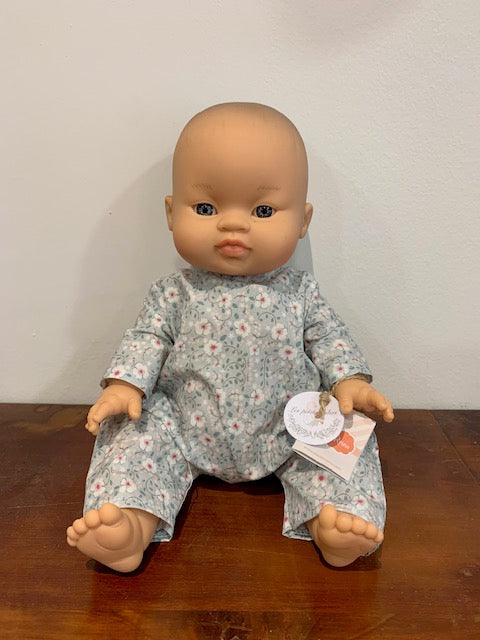 Paola Reina x Les Petits Bobos - Poupon asiatique aux yeux clairs Elio - Petit Muxu Concept Store