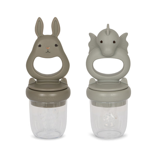 Grignoteuses originales pour bébés : une en forme de dragon bleu et l'autre en forme de lapin gris. Tetines grignoteuses pour apprendre à manger seul, sans risque d'étouffement. Parfaits pour les petites mains curieuses