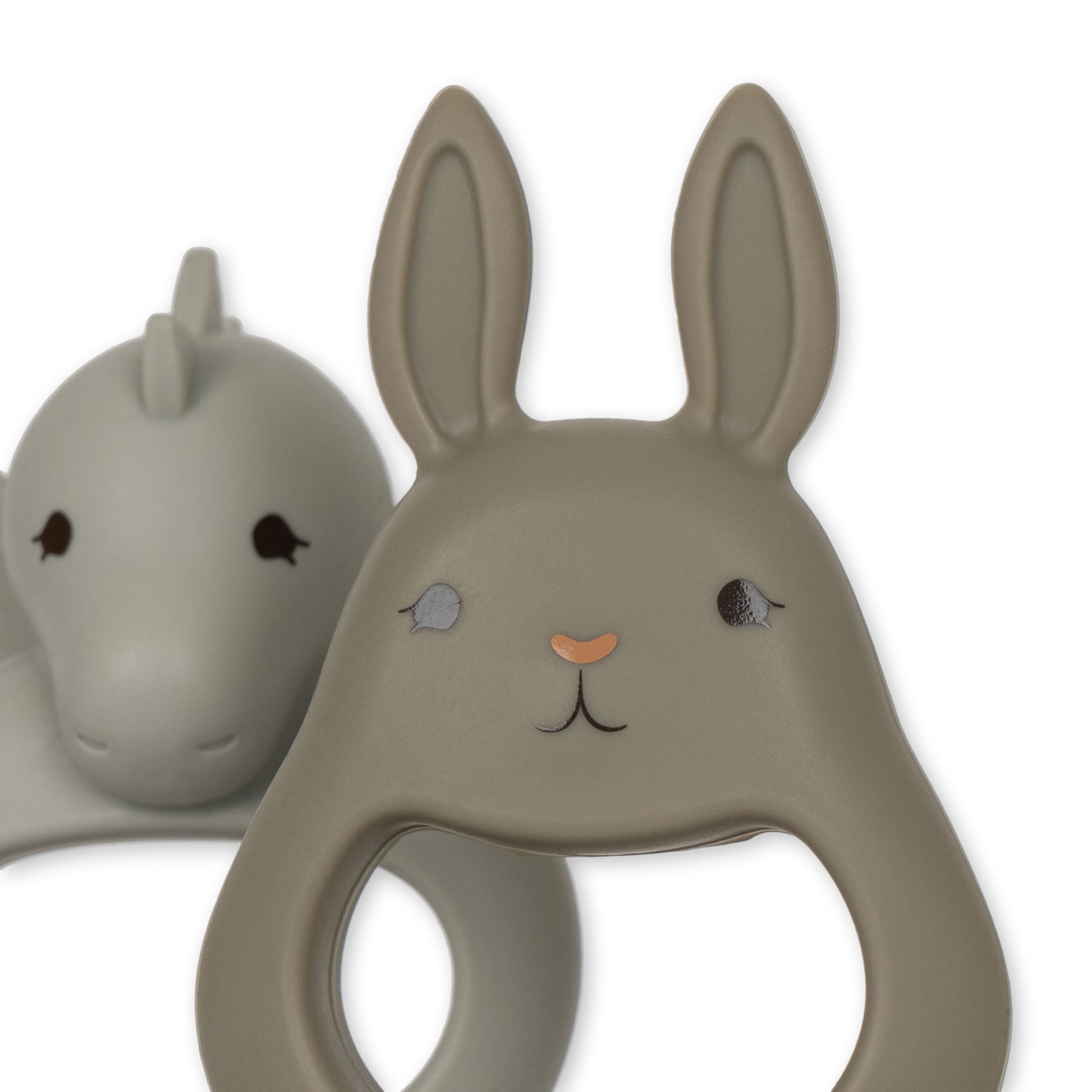 Grignoteuses originales pour bébés : une en forme de dragon bleu et l'autre en forme de lapin gris. Tetines grignoteuses pour apprendre à manger seul, sans risque d'étouffement. Parfaits pour les petites mains curieuses
