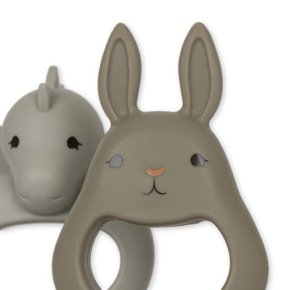 Grignoteuses originales pour bébés : une en forme de dragon bleu et l'autre en forme de lapin gris. Tetines grignoteuses pour apprendre à manger seul, sans risque d'étouffement. Parfaits pour les petites mains curieuses