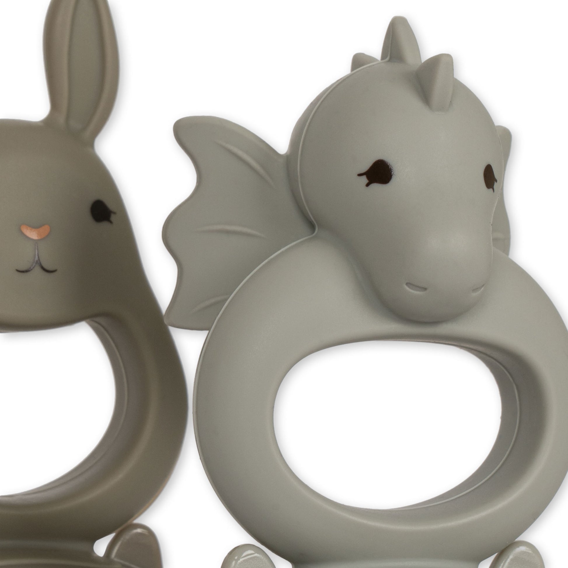 Grignoteuses originales pour bébés : une en forme de dragon bleu et l'autre en forme de lapin gris. Tetines grignoteuses pour apprendre à manger seul, sans risque d'étouffement. Parfaits pour les petites mains curieuses
