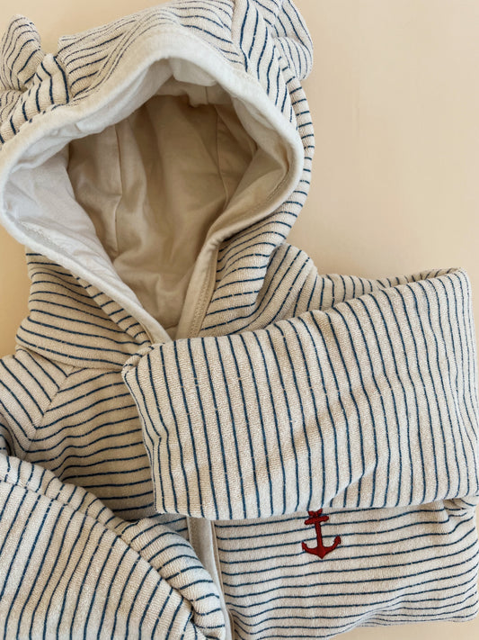 Surpyjama à Capuche Konges Slojd Itty en coton biologique, confortable et pratique. Manches et jambes retroussables, lavable en machine à 30°C