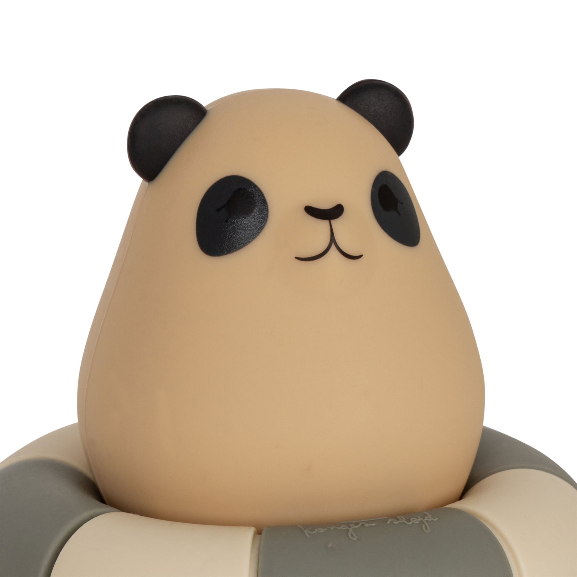 Jouets de Bain Pichet et Bouée Konges Slojd en silicone. Kit amusant avec pichet et panda sur bouée. Favorise l'imagination et la préhension. Fabriqué à 100% en silicone pour une expérience de bain sûre et ludique.