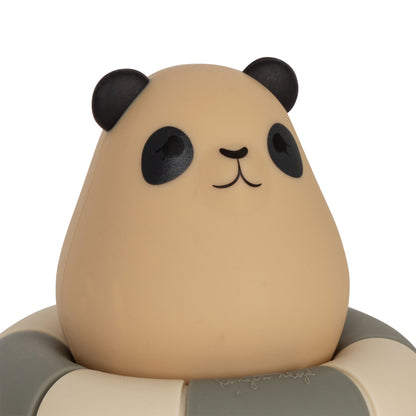Jouets de Bain Pichet et Bouée Konges Slojd en silicone. Kit amusant avec pichet et panda sur bouée. Favorise l'imagination et la préhension. Fabriqué à 100% en silicone pour une expérience de bain sûre et ludique.
